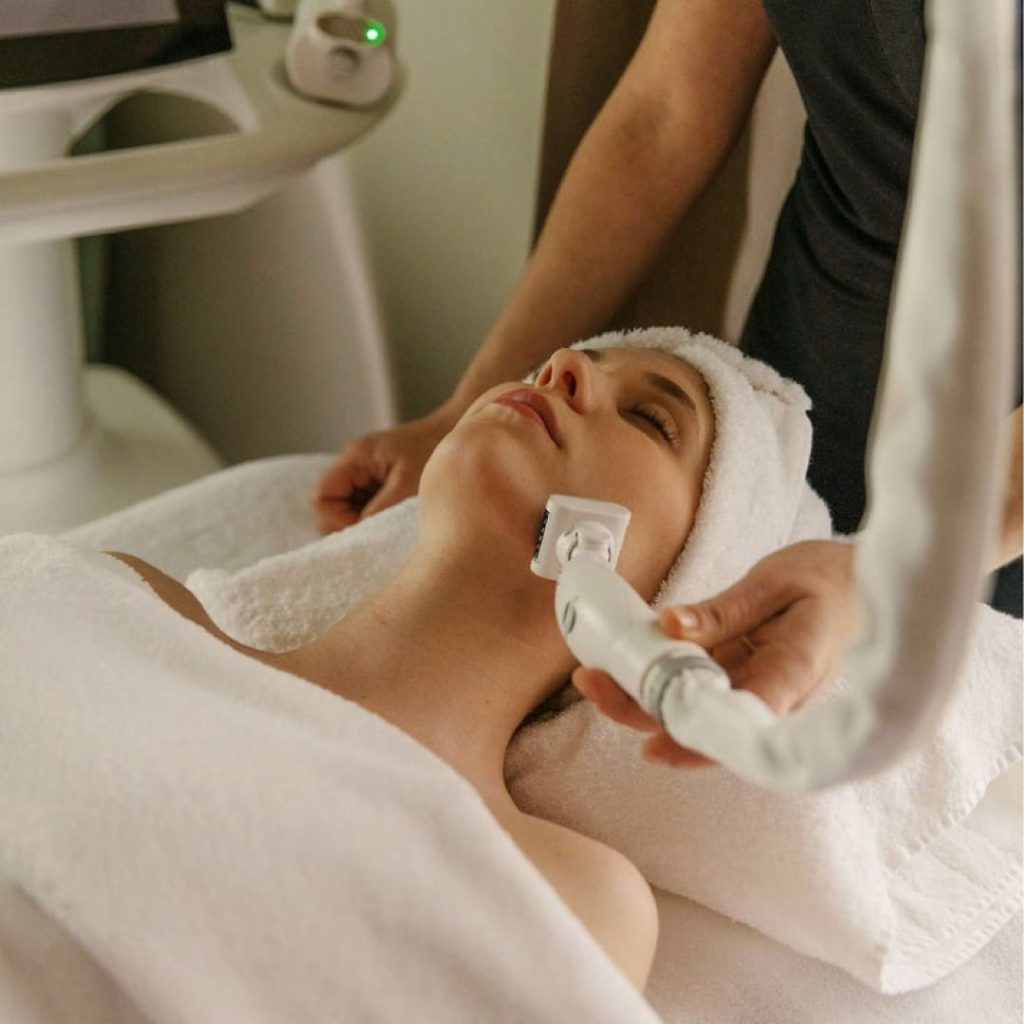 Facial Rejuvenation Face, Neck, Décolleté & Chin Sculpt